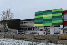 Gemeinschaftsschule Unterm Hohenrechberg: Neue Freiluftmöbel komplettierten die Außenanlagen beim Pausenhof des Sekundargebäudes und der Mensa
