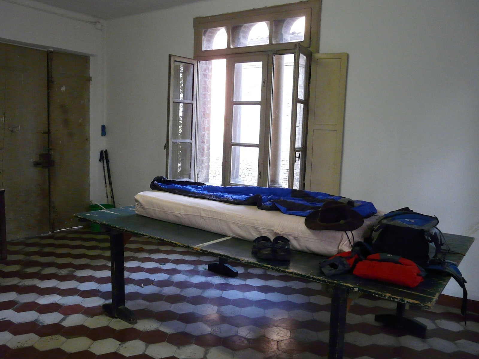  Eine Tischtennisplatte als Schlafstätte im Herbst bot ihm der Pfarrer in Costamezzana, nachdem die Pilger-Herberge bereits geschlossen hatte 