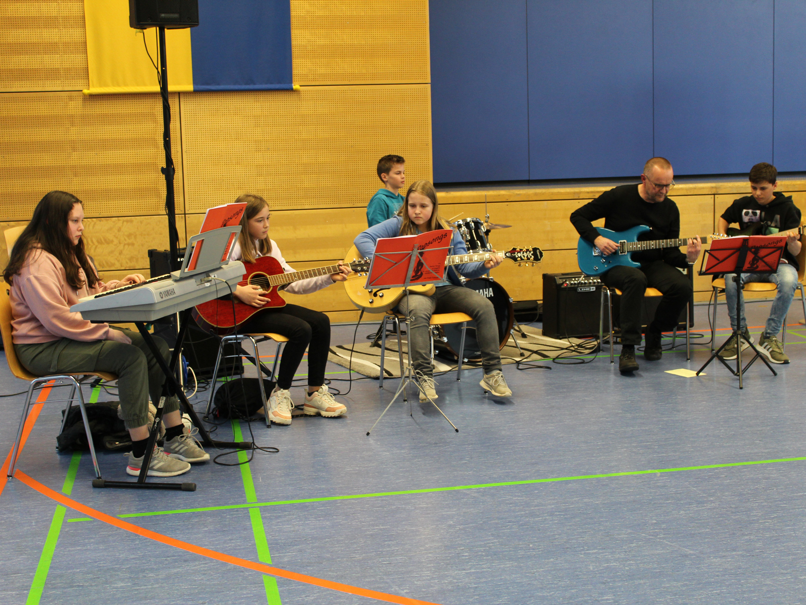  Die Kirchbergband, bestehend aus Julian Betz (Drums), Magdalena Maier, Simon Betz, Leonie Weber (Gitarre), Adelina Rieg (Keyboard) sowie Thilo Schimmele (Bass/Leitung) sorgte für die musikalische Umrahmung 