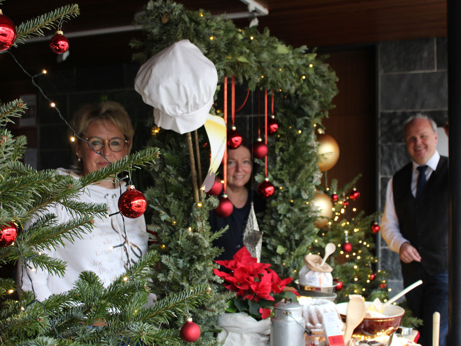  Betha Abele, Magdalene Rupp und Schultes Michael Rembold bei der Weihnachtsbäckerei im Rathausfoyer. 