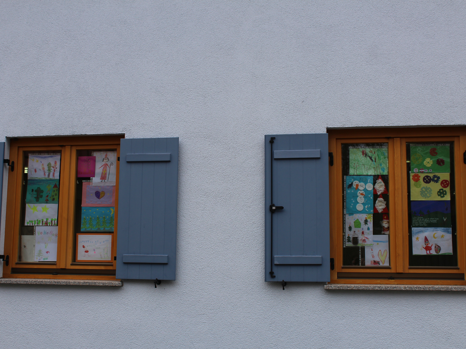  Nikolausbilder zieren die Fenster am Heimatmuseum. 