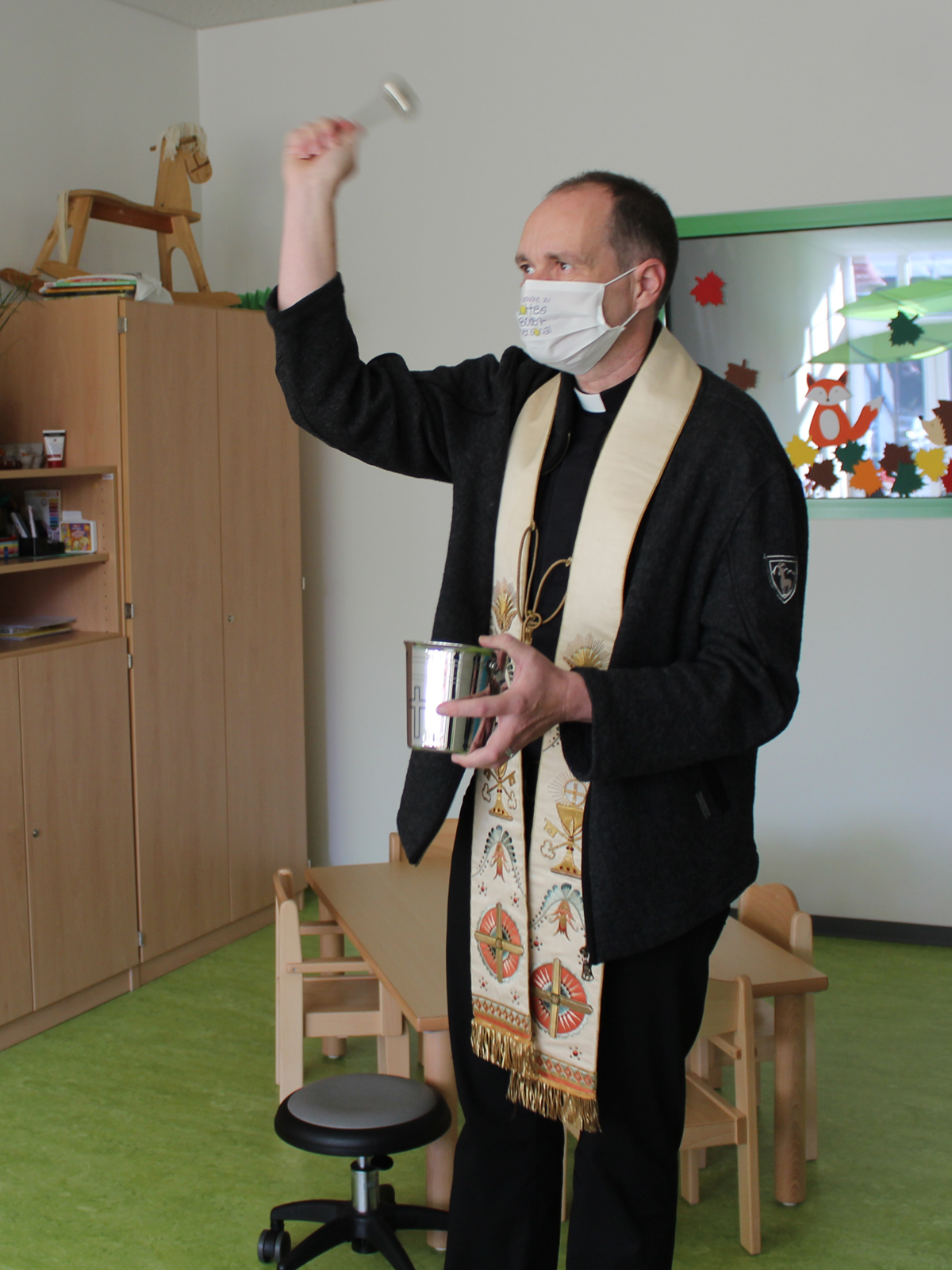  Pfarrer Dr. Horst Walter bei der Weihe der neuen Räume 