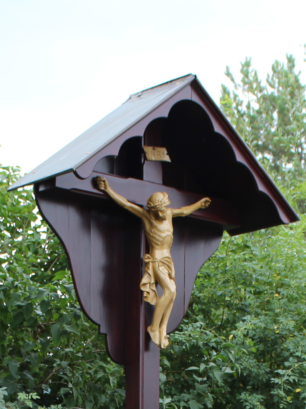  restauriertes Kreuz mit Jesusfigur 