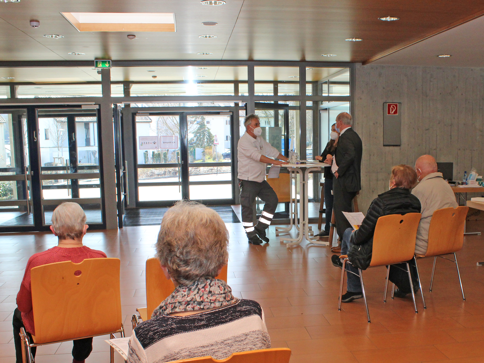  Im Eingangsbereich der Stuifenhalle wurden die Senioren und ihre Begleiter empfangen und mussten teilweise nach ihrer Registrierung noch kurz warten. 