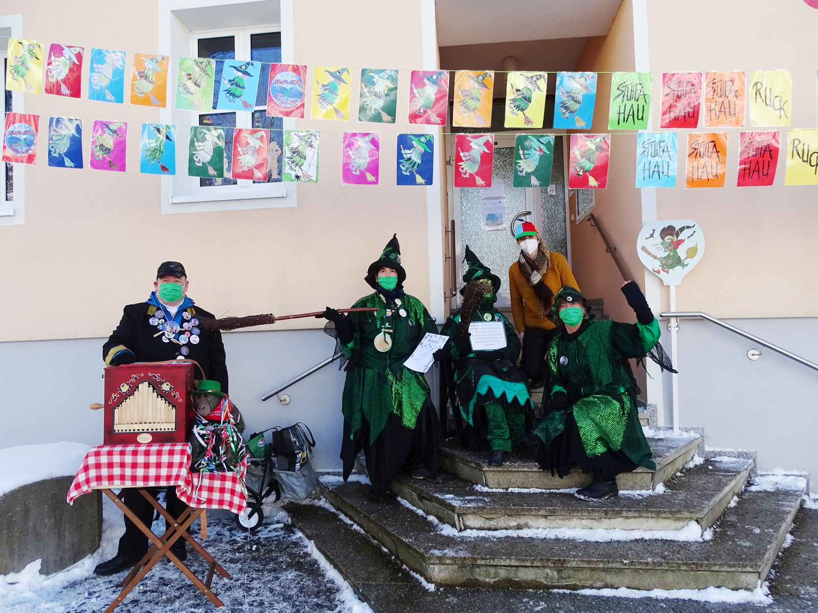  In Wißgoldingen hängten die Stuifa-Hexa die von Kindern gestalteten Girlanden am Bezirksamt auf. 