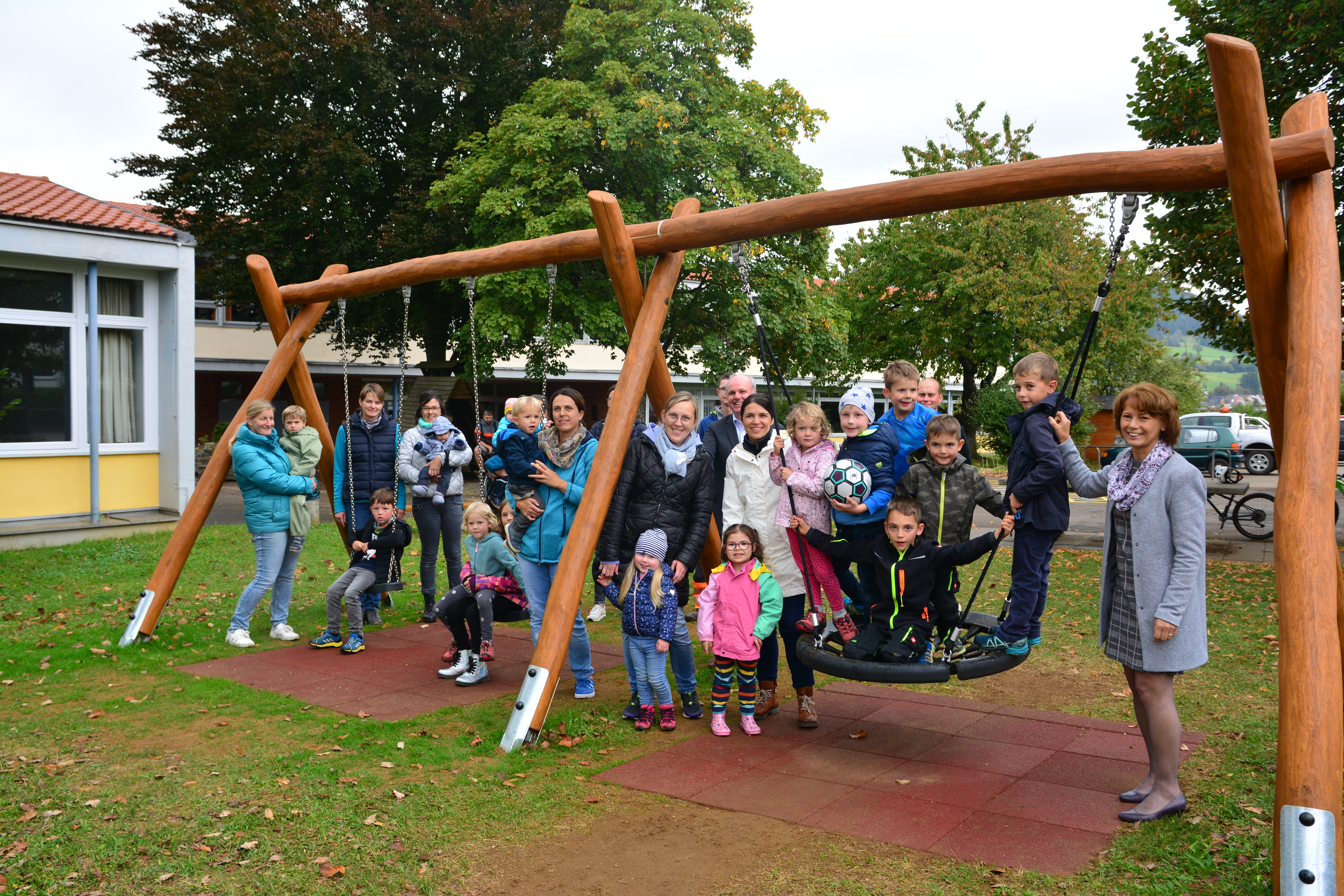  Als erster von drei Spielplätzen in Wißgoldingen wurde am Dienstagnachmittag der Kinderspielplatz bei der Grundschule wieder offiziell seiner Bestimmung übergeben. 