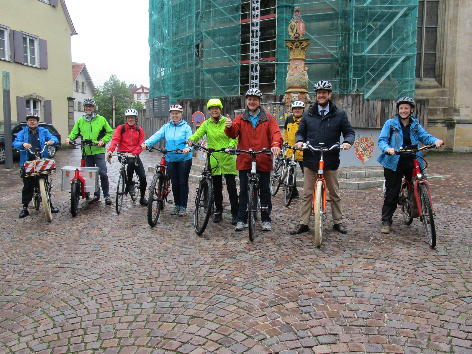  ... wo sie am Löwenbrunnen auf Thomas Kaiser vom Agenda-Arbeitskreis Mobilität und Verkehr (links) den Ersten Bürgermeister Christian Baron (Zweiter von rechts) und die Mobilitätsbeauftragte Anja Tamm (rechts) traf. 