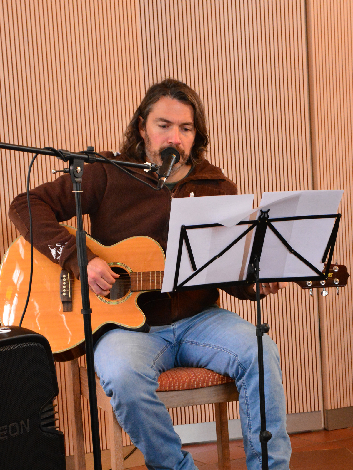  Mit Gitarre und Gesang der Ballade „Imagine“ von John Lennon umrahmte deren Lehrer Markus Weber den Vortrag. 