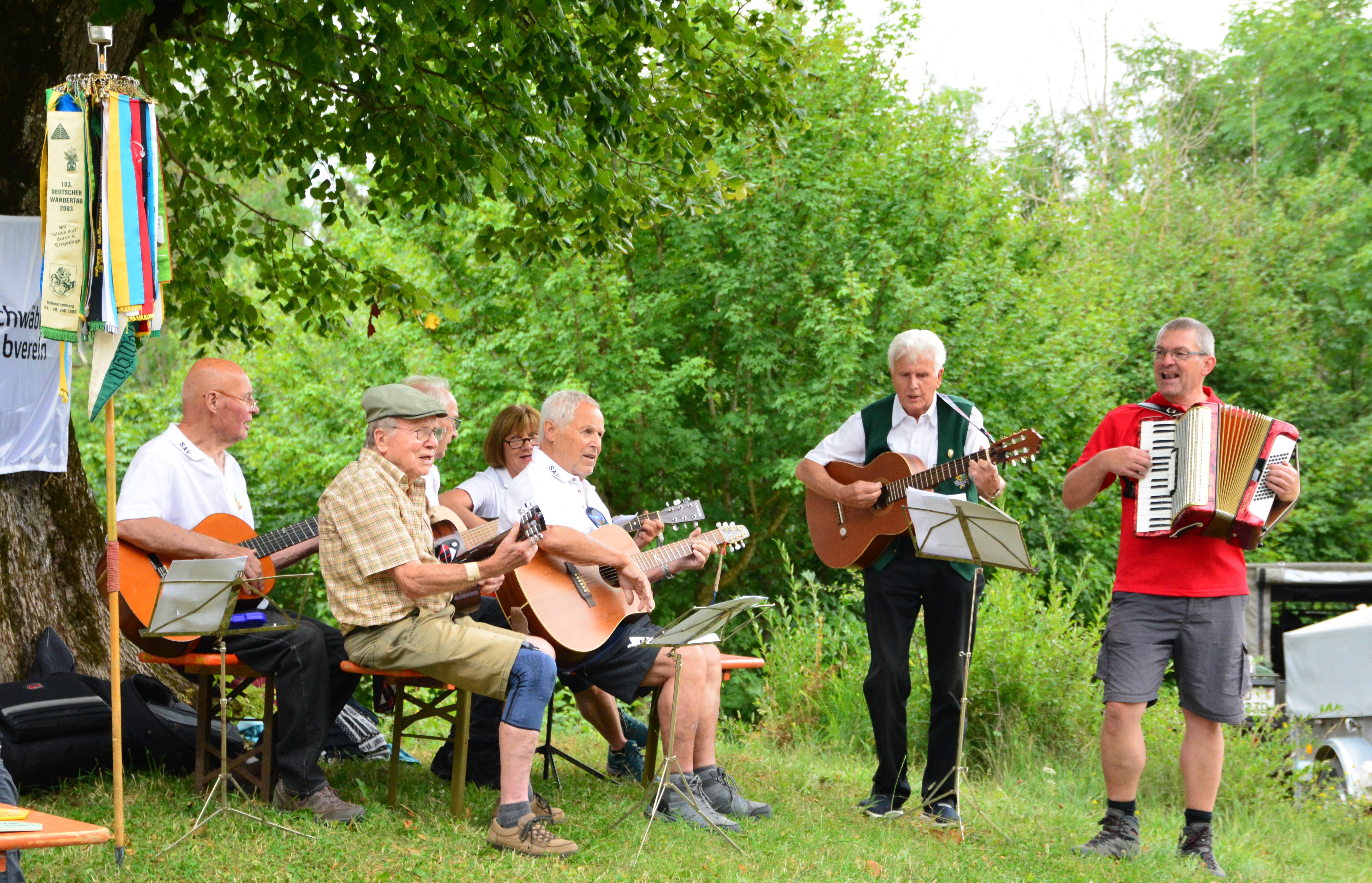  Wenn die vereinsinterne Gitarrengruppe dabei ist, dann wird viel und gerne gesungen. Sie verbindet neben der Freude an der Natur die Wanderfamilie. 
