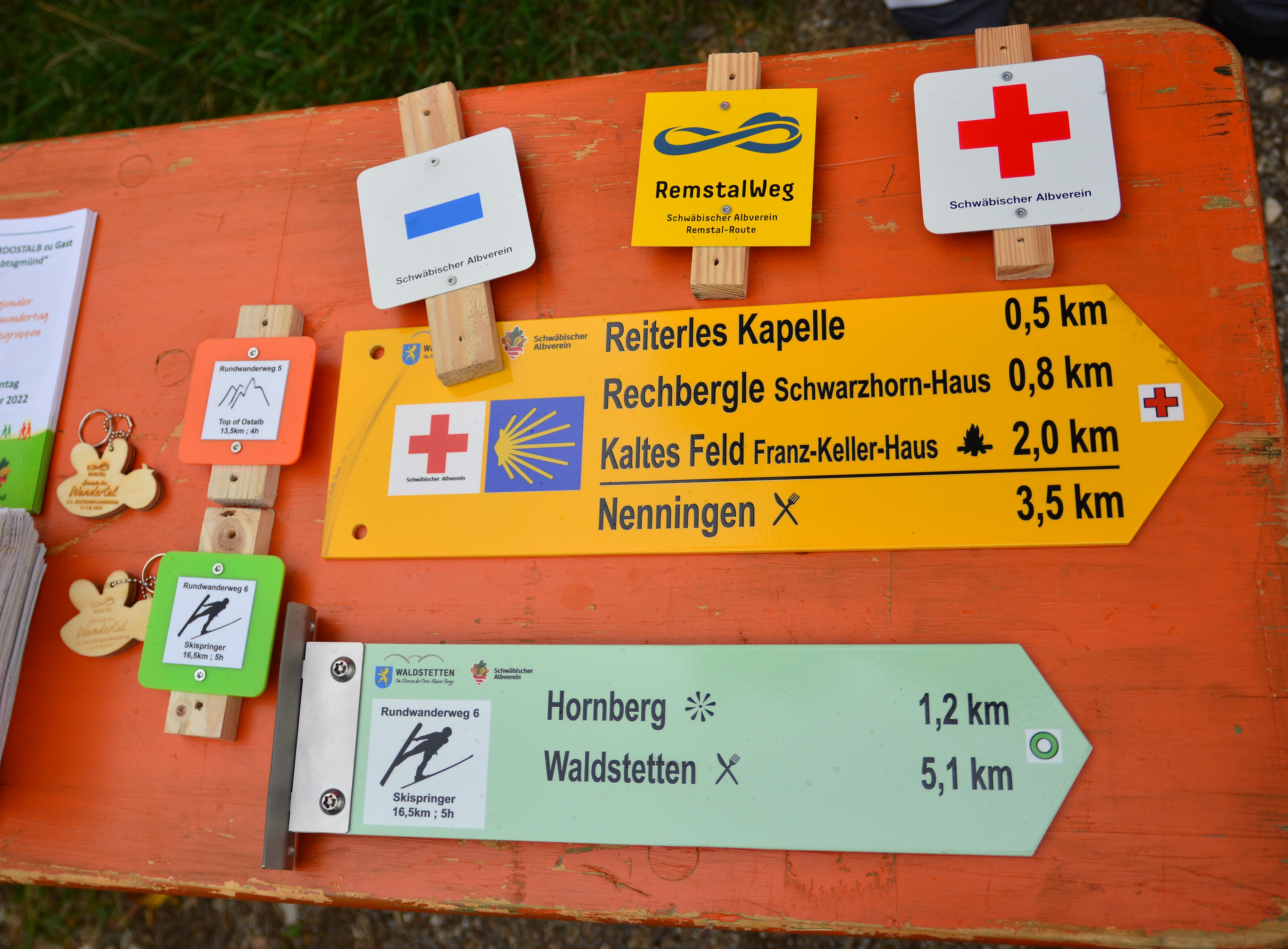  Zahlreiche informative Schilder weisen seit 2019 die Wanderwege in der Region und schlossen die Lücke zwischen den Löwenpfaden in Göppingen und dem Wegenetz im Remstal. 