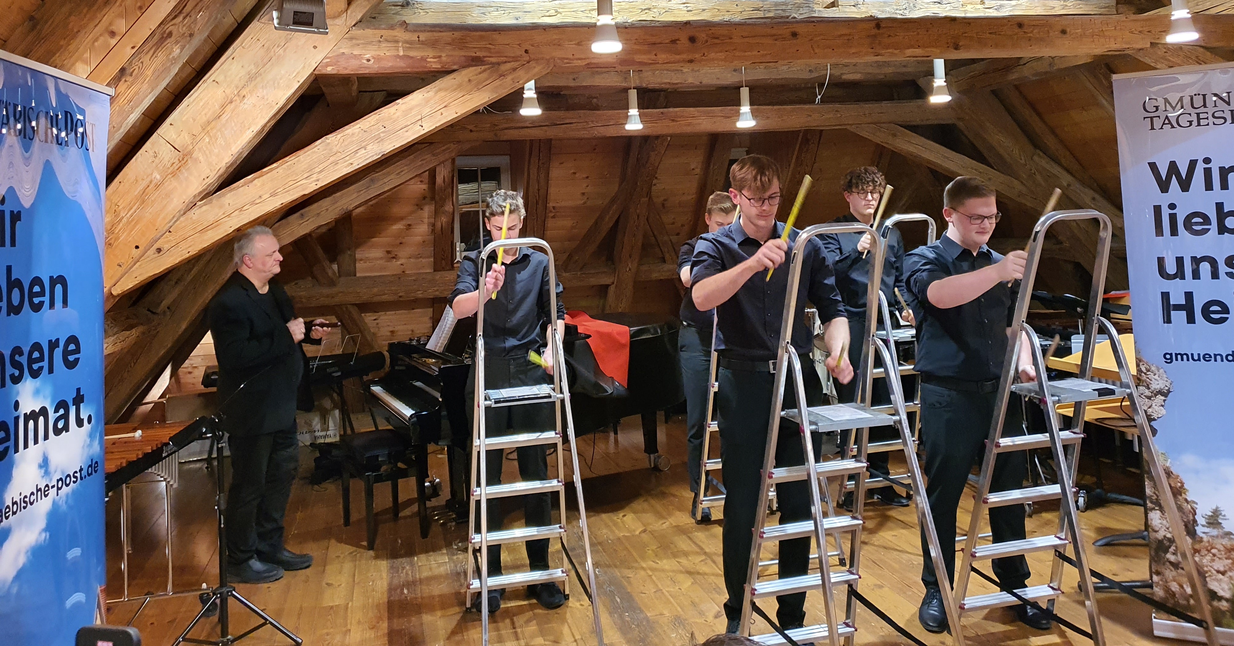  Das Percussionensemble der Musikschule unter der Leitung von Manfred Fischer umrahmte mit pfiffigen und originellen Beiträgen die gelungene Feierstunde im Waldstetter Bürgerhaus. 