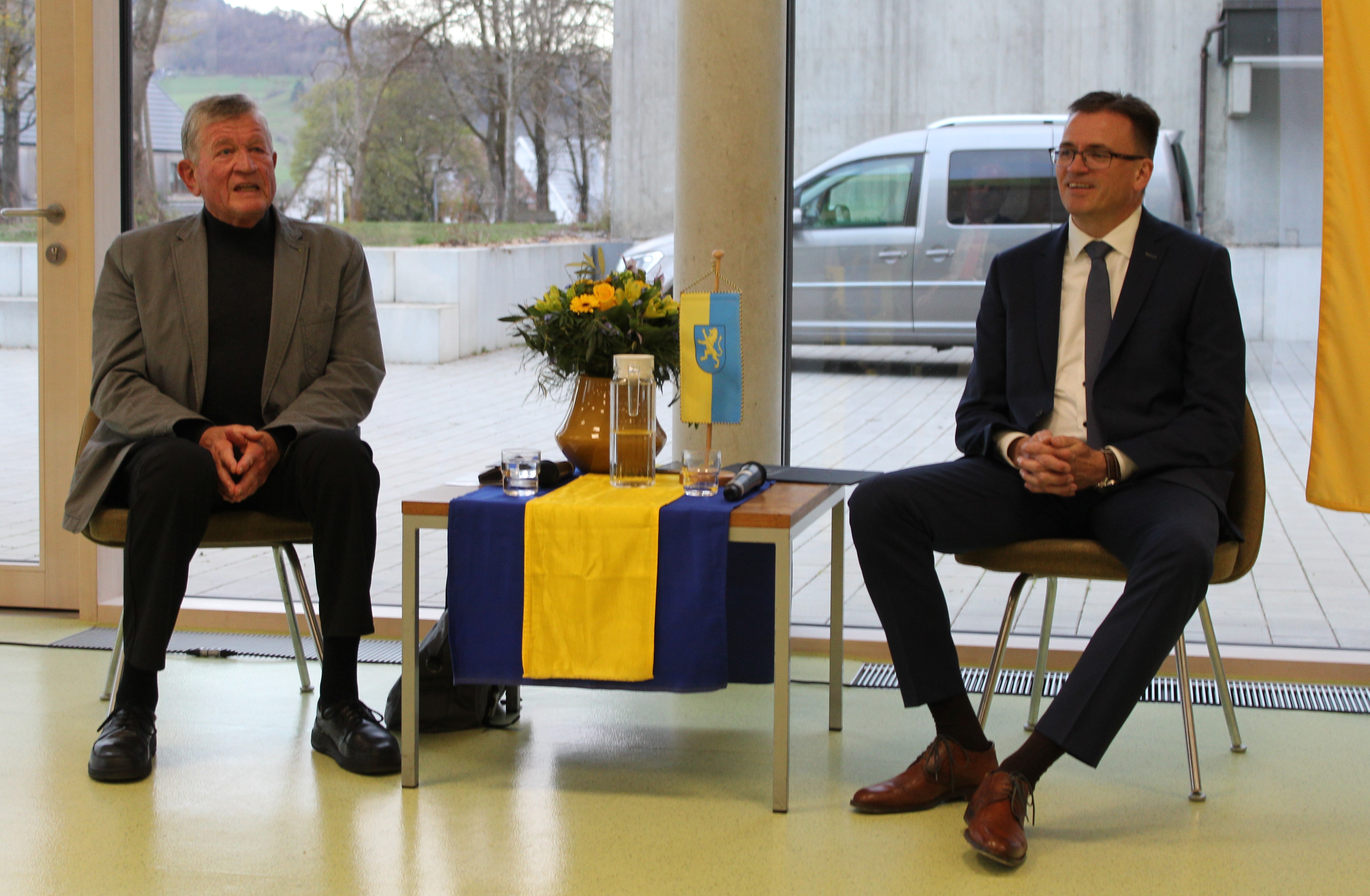  Mit seinen Fragen ermöglichte Franz Merkle (links) den Zuhörern einen Blick hinter das öffentliche Leben des Landrats Dr. Joachim Bläse. 