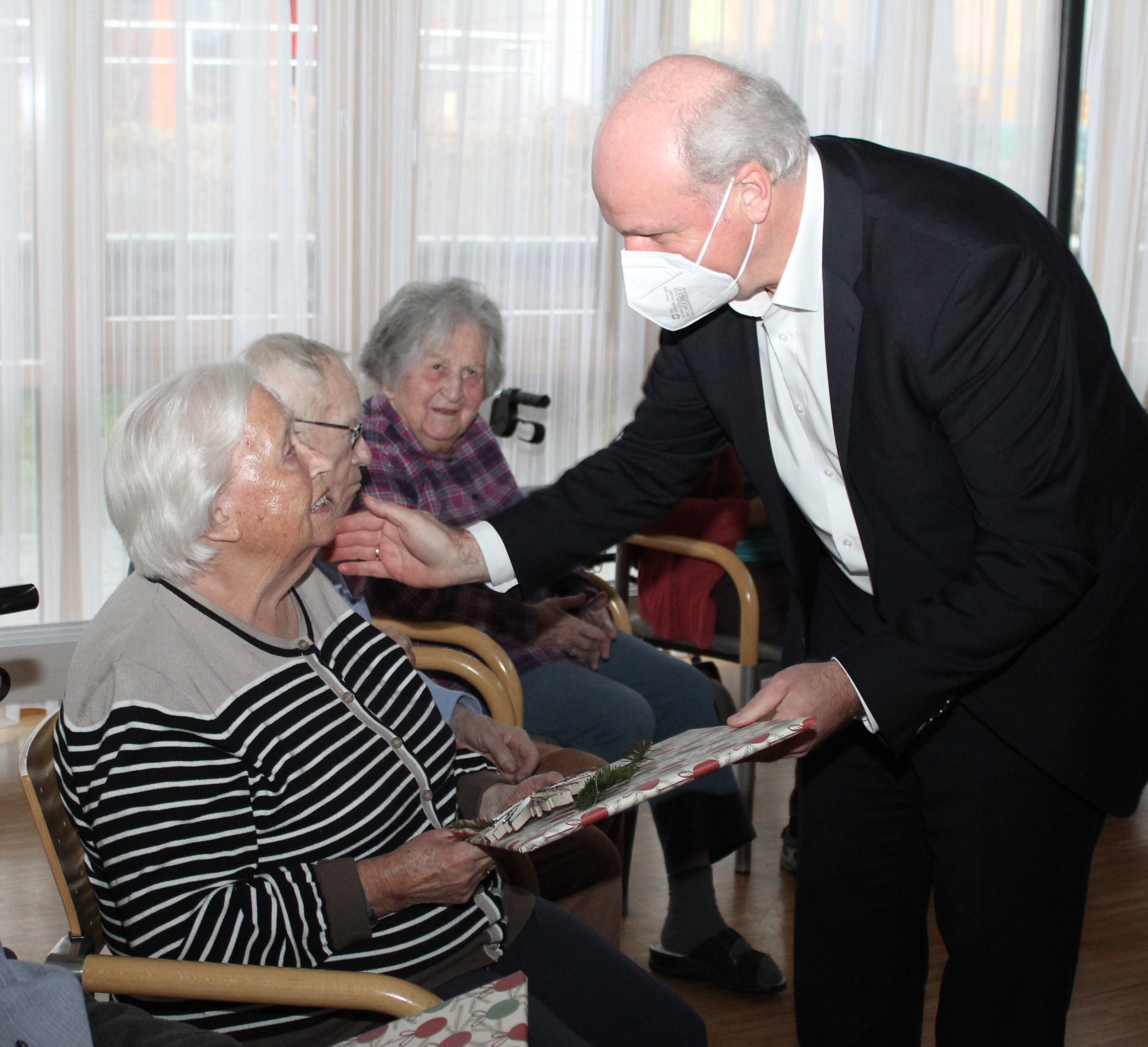  Jedem Bewohner des Seniorenzentrums überreicht der Schultes ein Geschenk, verbunden mit persönlichen Worten 