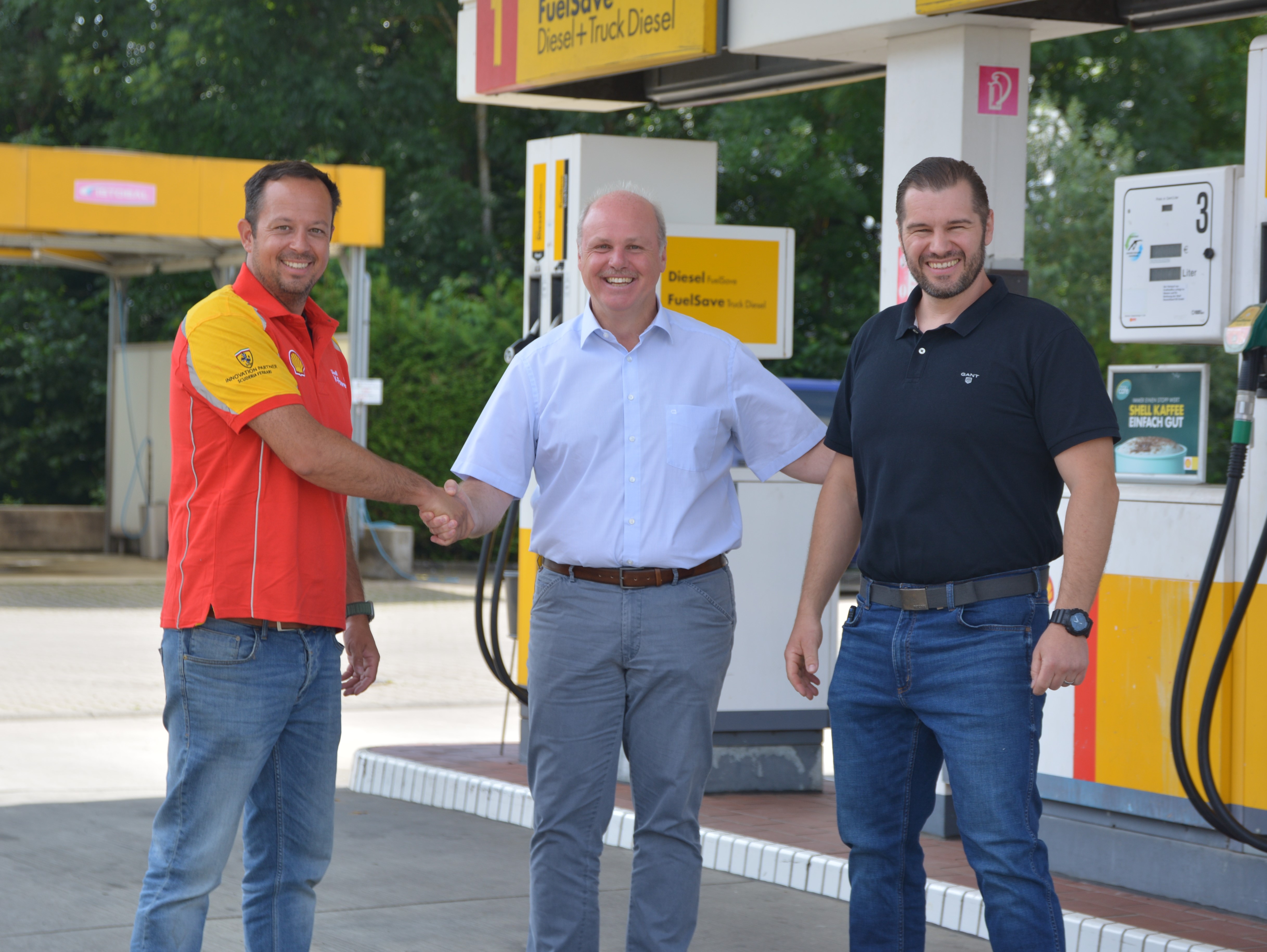  Schultes Michael Rembold heißt Sven Pflumm (links) als neuen Betreiber der Waldstetter Shell-Tankstelle herzlich willkommen und dankt Matthias Mangold für dessen 20-jährige Tätigkeit. 