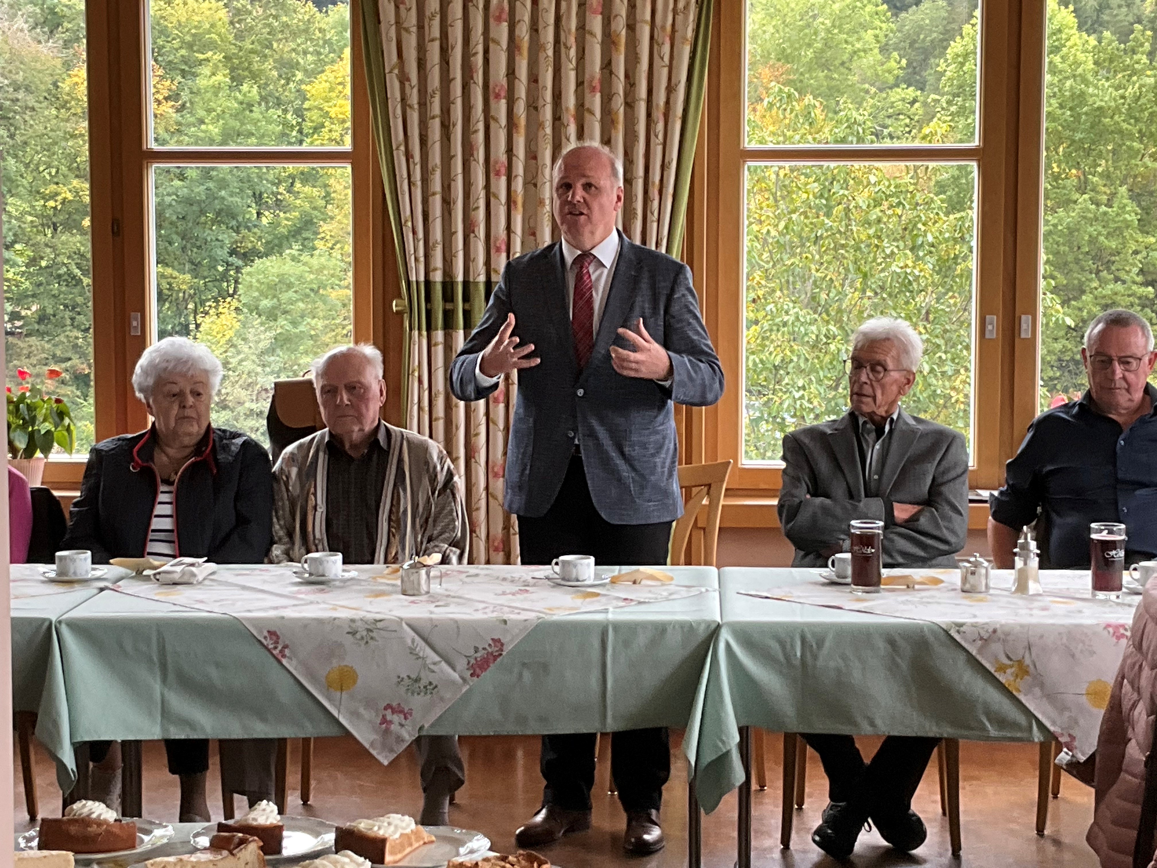  Waldstettens Bürgermeister Rembold begrüßte die Gäste aus der Nachbarstadt Gmünd und seiner Kommune im Landgasthof Hölzle in Weilerstoffel. (Foto: W. Schlummer) 