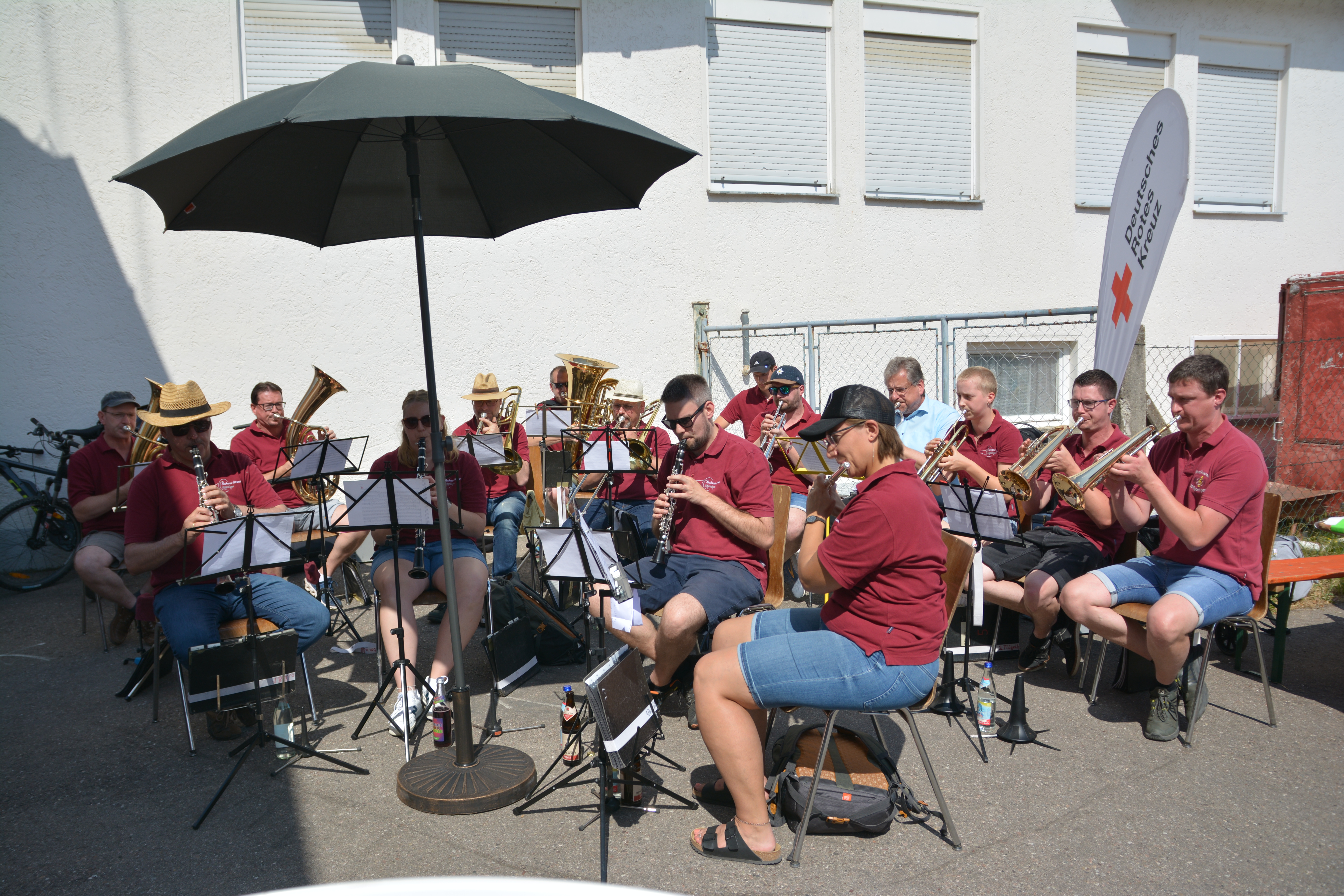  Der Wißgoldinger Musikverein umrahmte den Nachmittag musikalisch, der Dorfverein war für den kuliarischen Teil zuständig. 