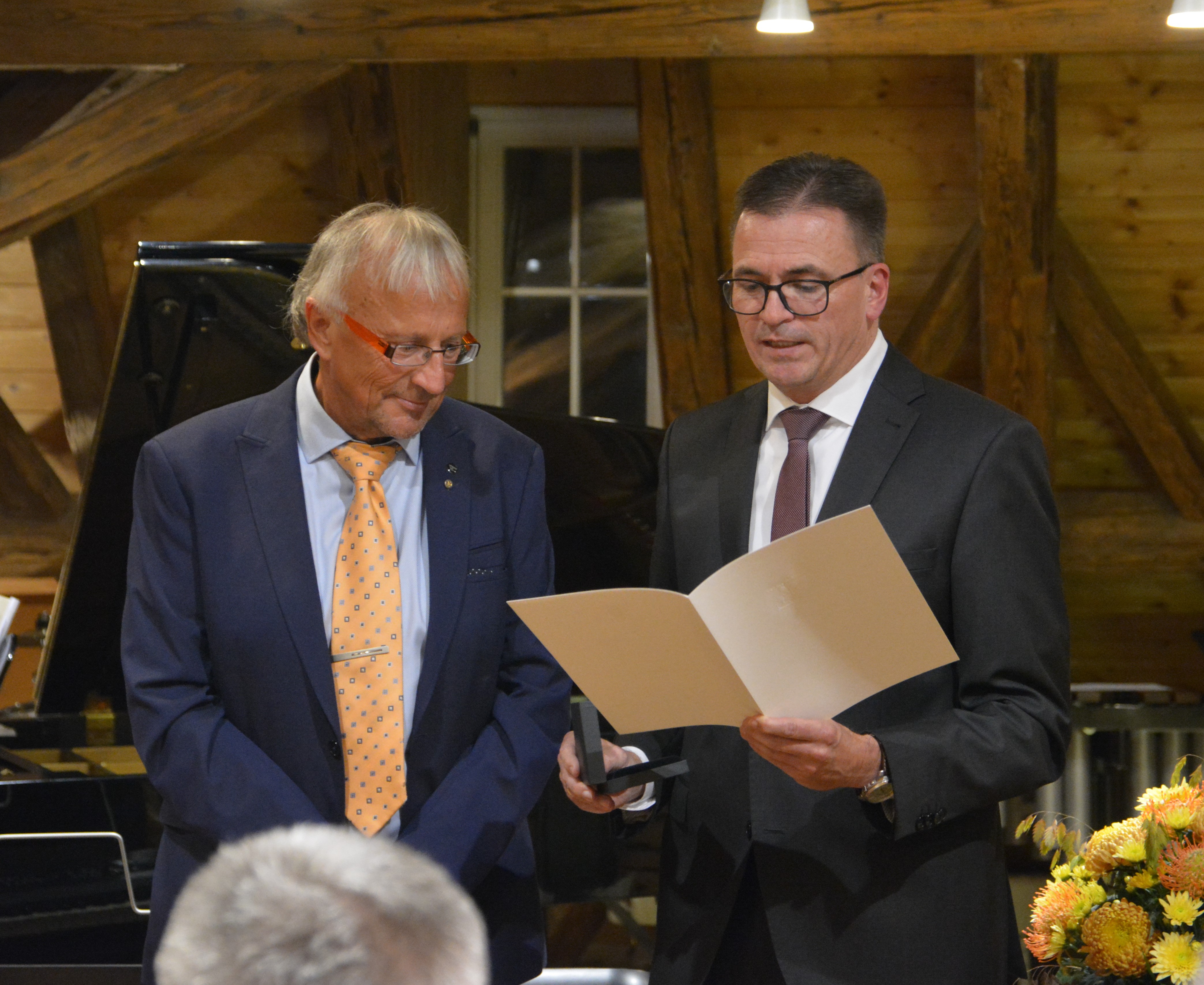  Johannes Josef Miller (links) wurde die Staufermedaille des Landes Baden-Württemberg von Landrat Dr. Joachim Bläse - stellvertretend für Ministerpräsident Winfried Kretschmann - verliehen 