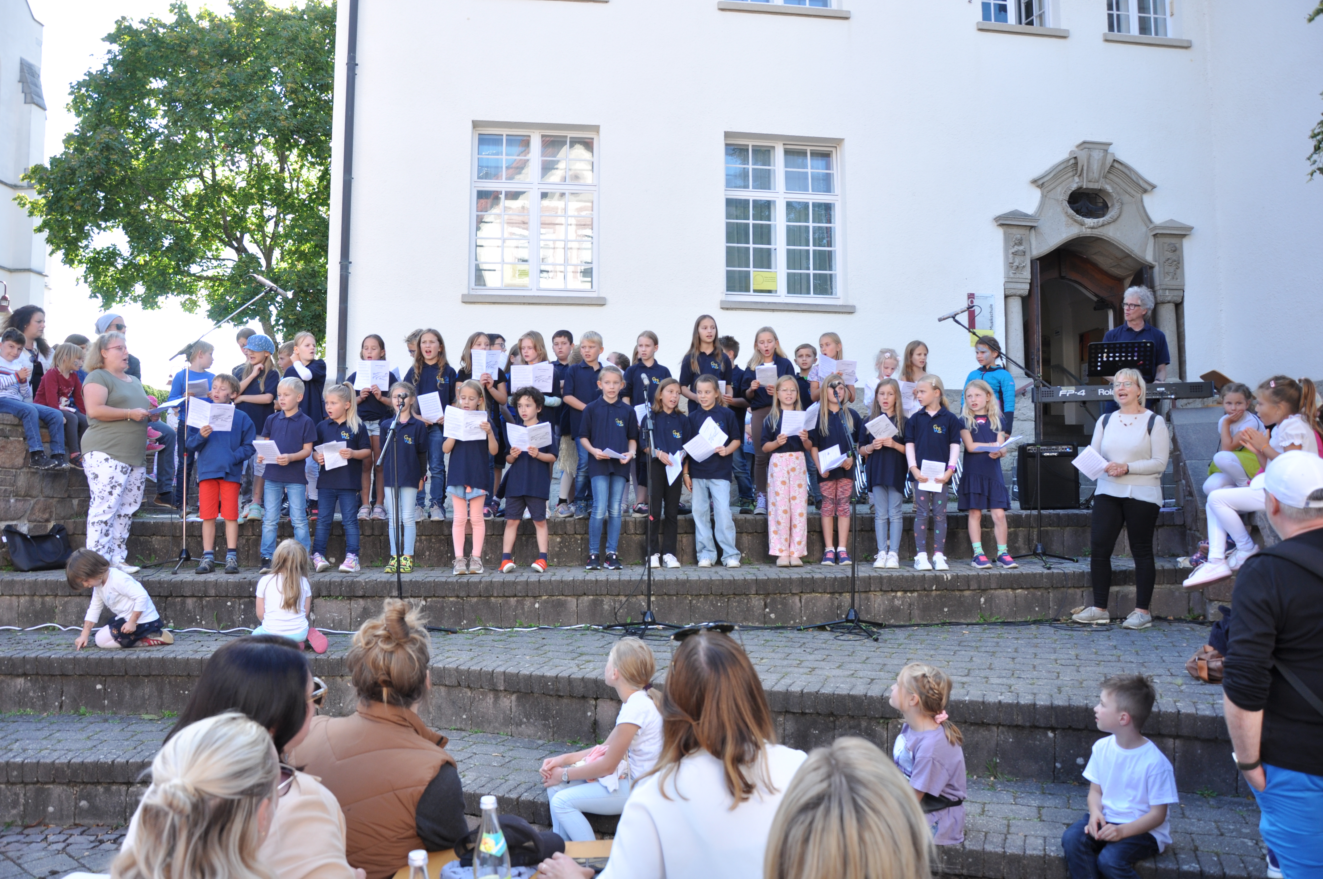  Auftritte auf dem Kirchberg - hier der Grundschulchor der Gemeinschaftsschule Unterm Hohenrechberg. 