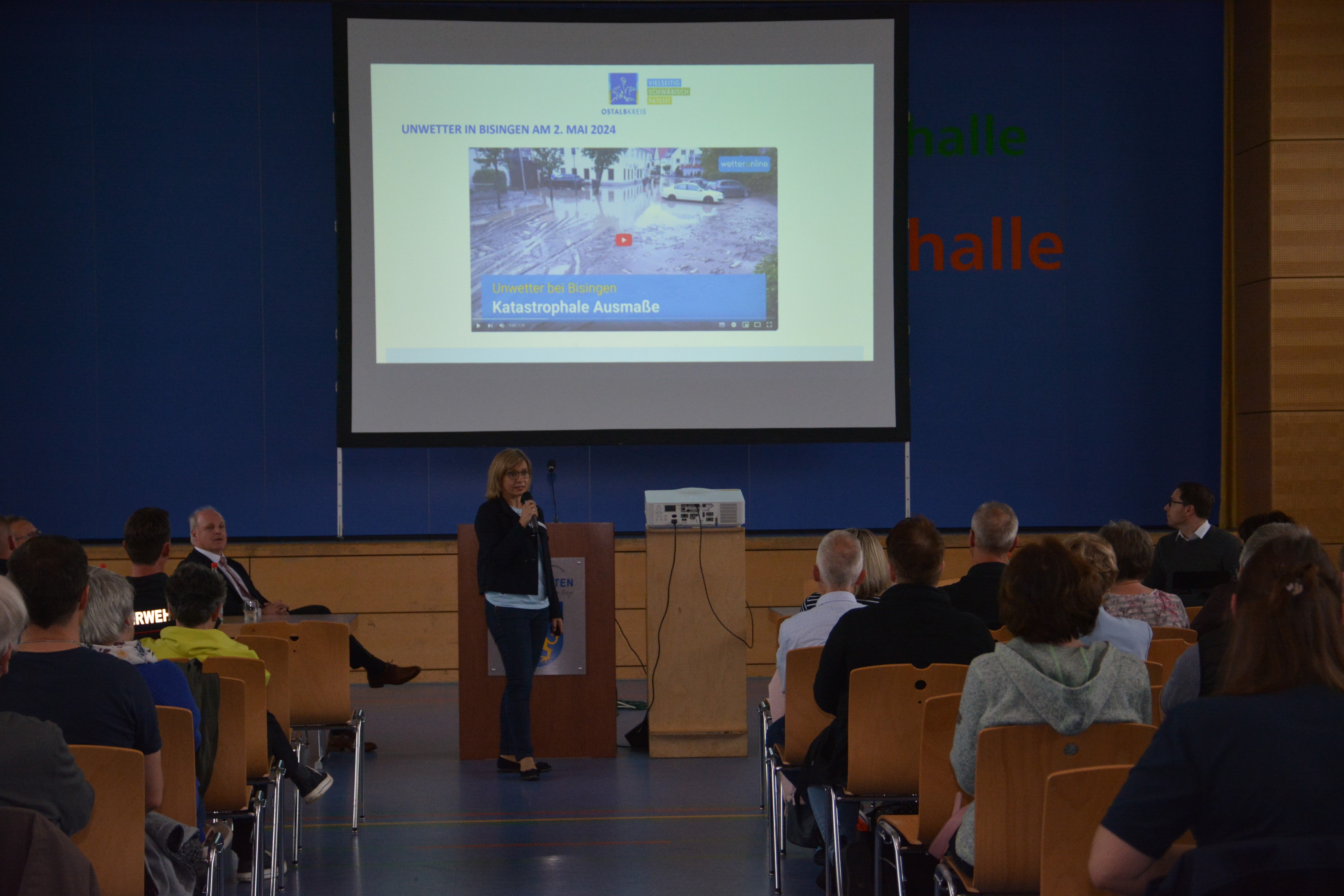 Petra Weber, Leiterin des Resilienzzentrums Ostalbkreis, erläuterte anhand einer PowerPoint-Präsentation unter dem Slogan "gemeinsam. besser. vorbereitet", welche Eigenvorsorge die Bevölkerung für den Fall einer Überflutung treffen kann. 