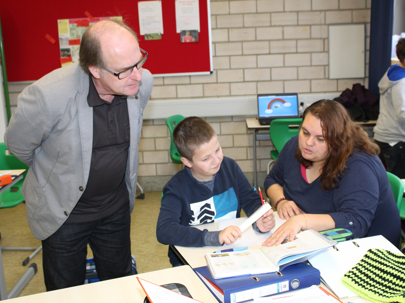  Rektor Andreas Elser und die Integrationshilfe Christine Schleser-Geiger mit einem Schüler 