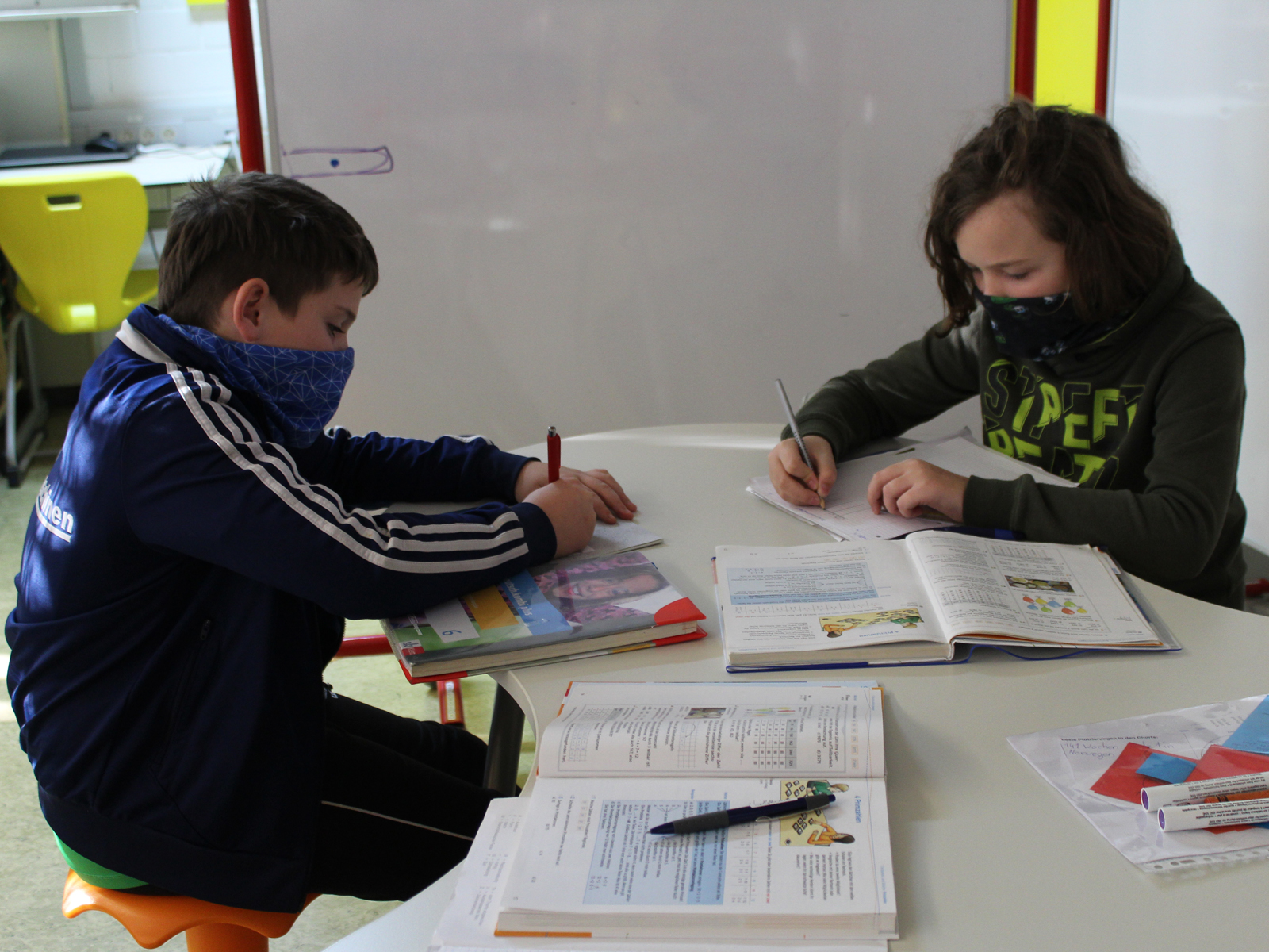  Lukas und Anton arbeiten an ihren Lernplänen in der Lernzeit. 