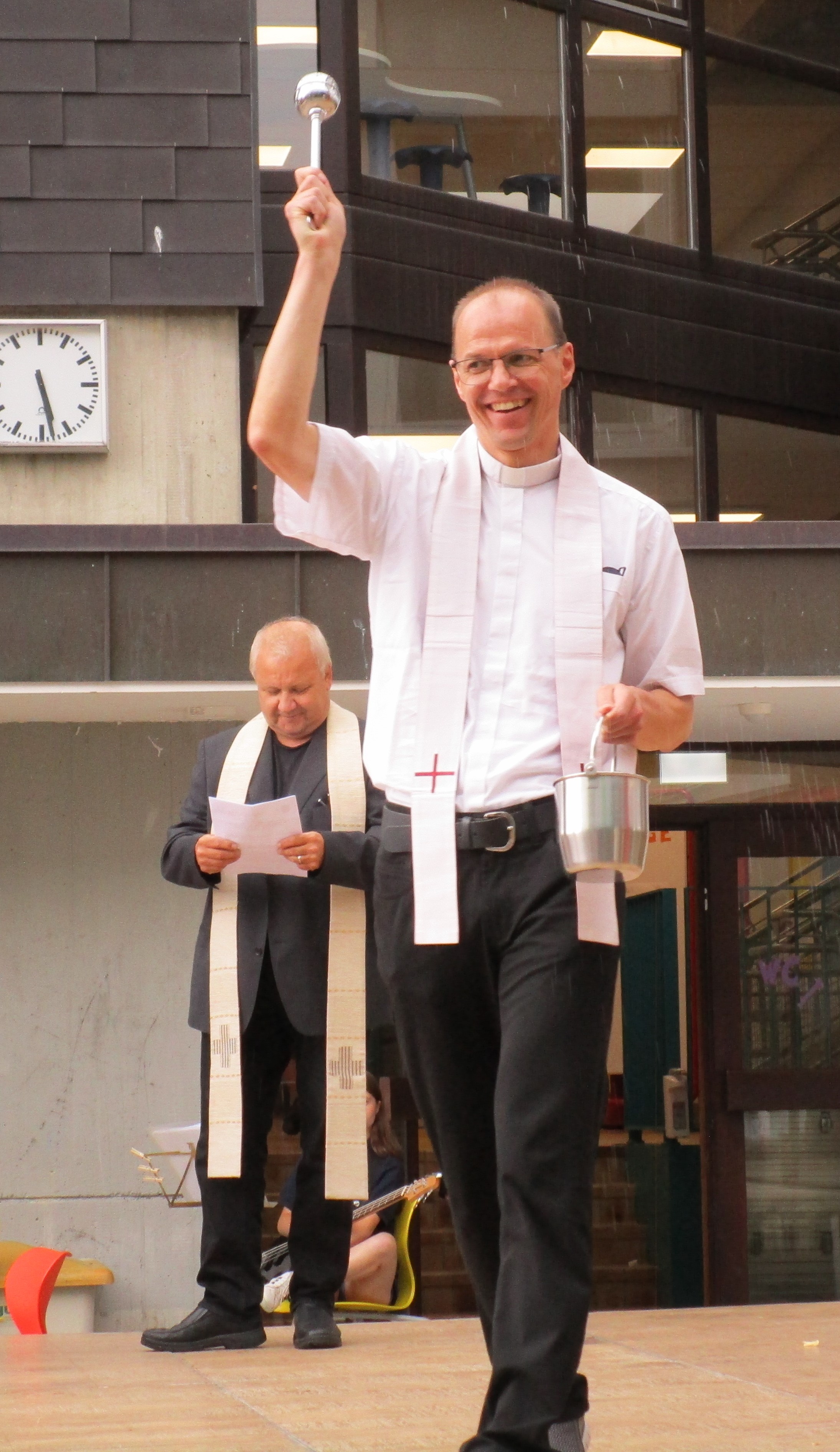  Pfarrer Andreas Braun und Jörg Krieg nahmen die Segnung der Schule vor 