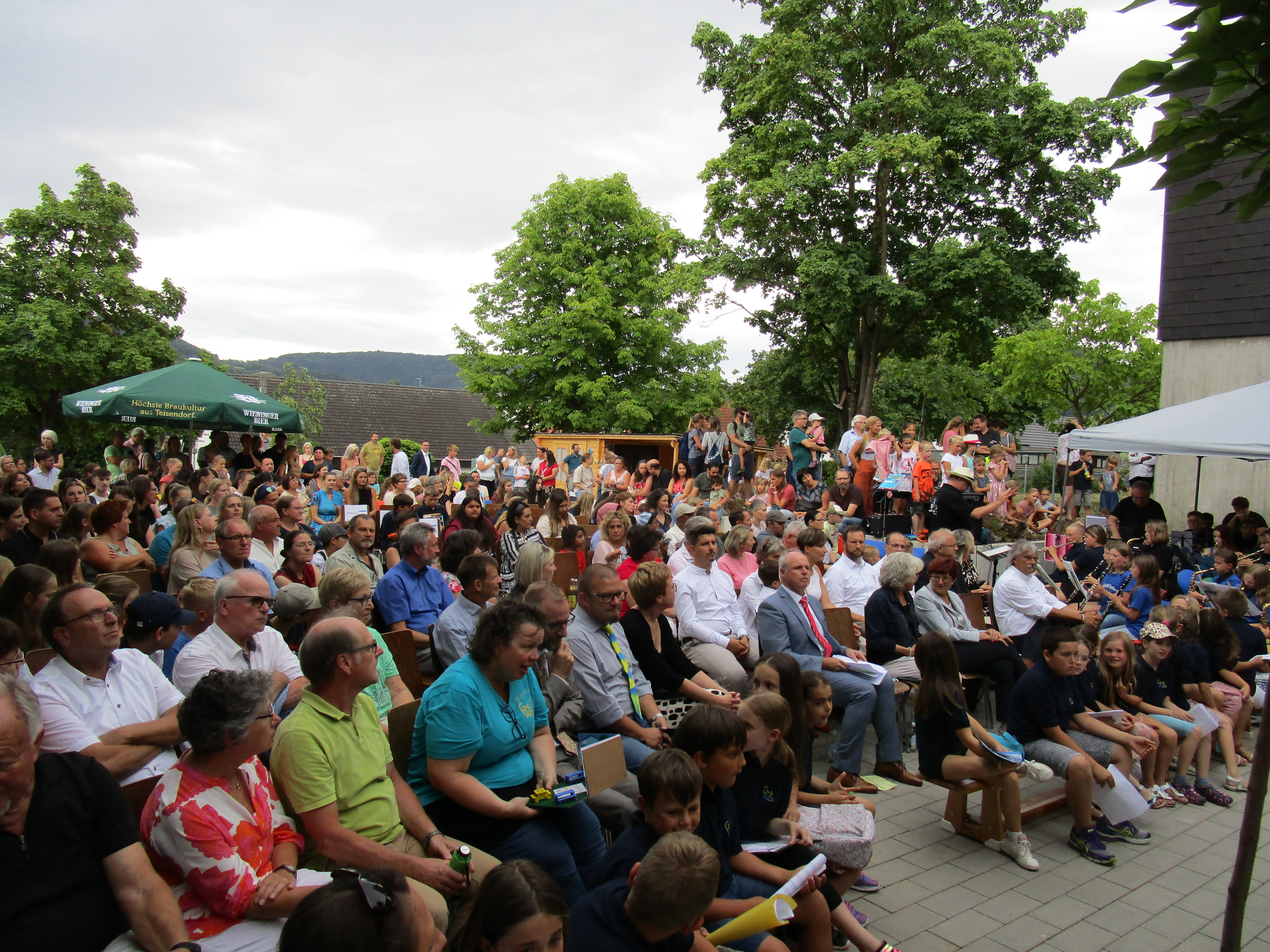  Zahlreiche Ehrengäste und Familien kamen zur Einweihungsfeier der Gemeinschaftsschule Unterm Hohenrechberg 
