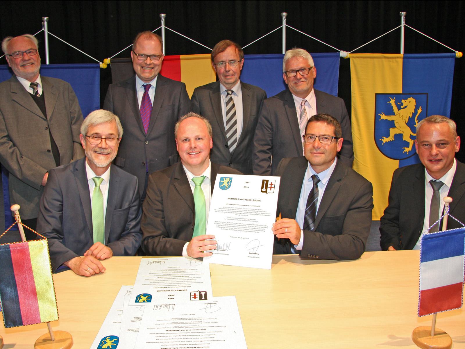 Unterzeichnung der neuen Urkunde beim 50-jährigen Partnerschafts-Jubiläum zwischen Malzéville und Waldstetten. 