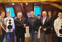 Musikschule Waldstetten freut sich über zwei neue Aktivlautsprecher von der Firma Nubert aus Schwäbisch Gmünd