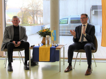 Soirée: Franz Merkle im Gespräch mit Landrat Dr. Joachim Bläse in der Mensa der Gemeinschaftsschule Unterm Hohenrechberg am Sonntag, 10. April 2022