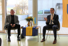Soirée: Franz Merkle im Gespräch mit Landrat Dr. Joachim Bläse in der Mensa der Gemeinschaftsschule Unterm Hohenrechberg am Sonntag, 10. April 2022
