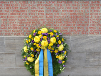 Große Anteilnahme an der Gedenkfeier zum Volkstrauertag am 15. November 2015 auf dem Waldstetter Friedhof