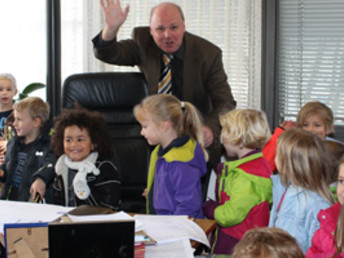 Kinder des Kindergartens St. Meinrad besuchen Schultes Michael Rembold im Rathaus