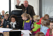 Kinder des Kindergartens St. Meinrad besuchen Schultes Michael Rembold im Rathaus