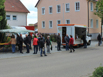 Wißgoldinger Dorfmärktle startet mit fünf Verkaufsständen und vielen Kunden am 14. Mai 2019 vor dem Bezirksamt