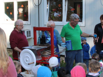 Apfelsammelaktion des Waldstetter Obst- und Gartenbauvereins mit den Kindern vom Kindergarten St. Barbara