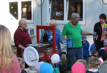 Apfelsammelaktion des Waldstetter Obst- und Gartenbauvereins mit den Kindern vom Kindergarten St. Barbara