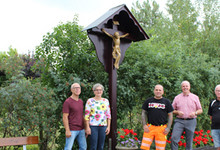 Das jahrzehntealte Wegkreuz in der Waldstetter Lauchgasse wurde von Bauhofmitarbeitern liebevoll restauriert
