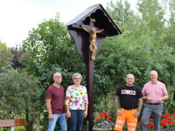 Das jahrzehntealte Wegkreuz in der Waldstetter Lauchgasse wurde von Bauhofmitarbeitern liebevoll restauriert