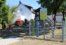 Spielplatz in der Schmiedgasse in Wißgoldingen mit neuem Bodentrampolin und Holzfiguren - Übergabe am 5. August 2022