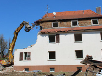 Erster Schritt zum provisorischen Rathaus: Abriss des Gebäudes Bettringer Straße 21-23 am 2. April 2020