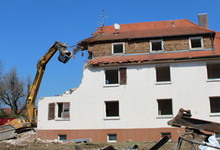 Erster Schritt zum provisorischen Rathaus: Abriss des Gebäudes Bettringer Straße 21-23 am 2. April 2020