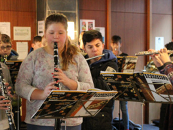 Bläserklassen der Gemeinschaftsschule musizieren im Rathausfoyer