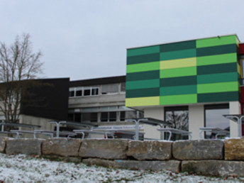 Gemeinschaftsschule Unterm Hohenrechberg: Neue Freiluftmöbel komplettierten die Außenanlagen beim Pausenhof des Sekundargebäudes und der Mensa