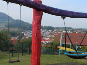 Kinderspielplatz im Wohngebiet „In der Breite“ erstrahlt in neuer Farbe