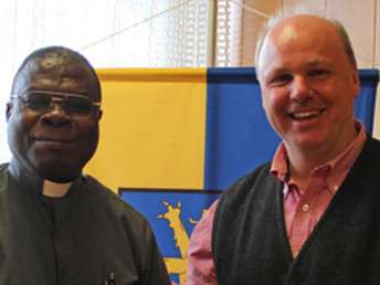 Pfarrer Dr. Joe-Barth Abba aus Nigeria zu einem herzlichen Empfang im Waldstetter Rathaus